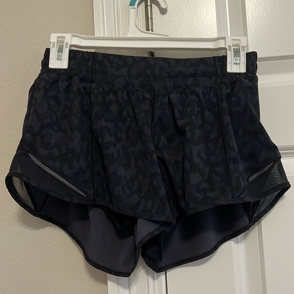 lululemon camo hotty hot 2.5” short